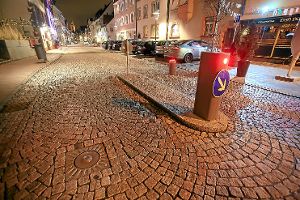 Ein häufiges Bild in der Villinger Färberstraße: Es ist nach 20 Uhr, und trotzdem ist einer der Poller  aufgrund eines Defekts heruntergefahren. Rowdys sorgen öfter für einen Ausfall. Foto: Marc Eich Foto: Schwarzwälder-Bote