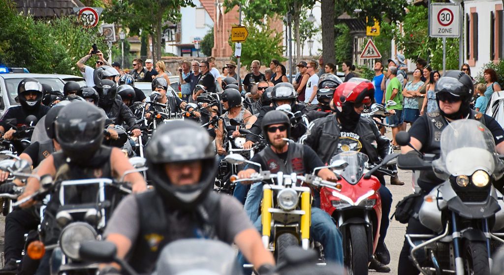 Rund 600 Rocker auf schweren Motorrädern sorgten am Samstag für großes Spektakel, hier in Meißenheim.