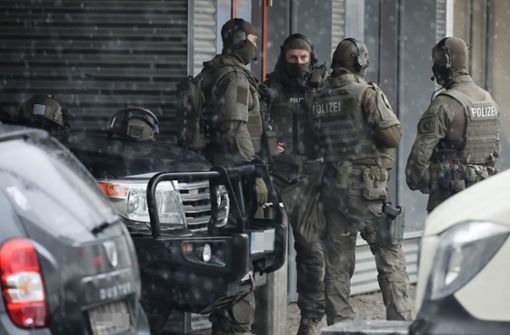 Bewaffnete Polizisten während der Geiselnahme in Dresden. Foto: AFP/JENS SCHLUETER
