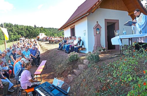 Vikar Christian Schätzle zelebrierte die feierliche Neu-Einweihung der 110 Jahre alten Kapelle. Foto: Dach