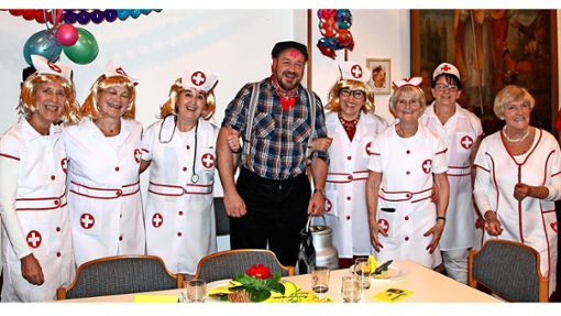 Das Orga-Team im Krankenschwestern-Kostüm hat Diakon Ralf Rötzel verhaftet. Foto: Wahl