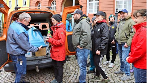 Einteilung und Ausstattung der Helfer: Bauhofleiter Hubert Kienzler gibt Müllsäcke und Handschuhe aus. Foto: Hans-Jürgen Kommert