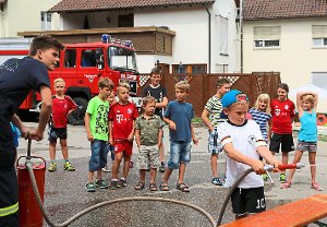 Das Zielspritzen stand beim Ferienprogramm der Haiterbacher Feuerwehr wieder auf dem Programm.  Foto: Priestersbach Foto: Schwarzwälder-Bote
