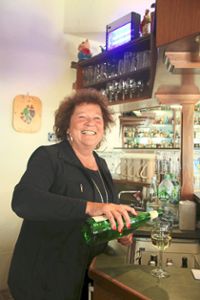 20 Jahre lang stand Silvia Hall als Chefin in der Donaueschinger Weinstube hinter der Theke. Gerne hätte sie  die  gemütliche Eckkneipe noch ein paar Jahre weitergeführt, doch die Corona-Krise  hat ihr einen Strich durch ihre Planungen gemacht. Foto: Jakober