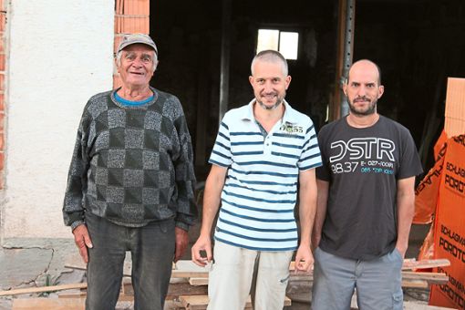 Die Bauherren (von links): Adalbert, Harald und Daniel Walter. Sie sind stolz auf ihr innovatives Projekt, das gleichzeitig das Ortsbild pflegt. Foto: Fotos: Rademacher