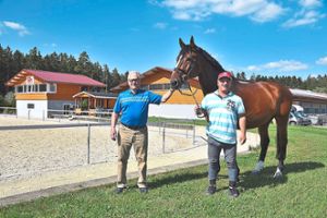Andreas Brünz (rechts) und sein Vater Roland präsentieren ihr Erfolgspferd Lumos, den Badenia-Sieger.Foto: Maier Foto: Schwarzwälder Bote