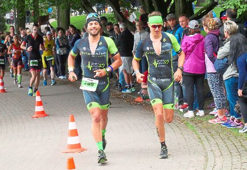 Sebastian King (links) und Florian Brunker vom TRIA Schramberg blieben beim Ironman in Hamburg unter der Marke von 10 Stunden. Foto: Frei Foto: Schwarzwälder-Bote