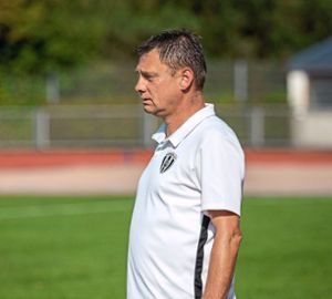 VfB-Trainer Peter Leopold darf nun mit seinem Team gegen den FC Holzhausen ran.  Foto: Eibner