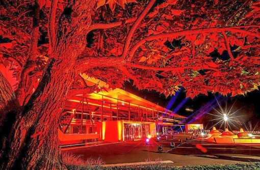 2020 leuchtete die Balinger Stadthalle schon einmal rot – an diesem Dienstag erneut.  Foto: Bossenmaier