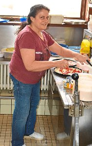 Ist der Teig gut, wird die Pizza gut: Adele Drewniok  kennt sich aus in der italienischen Küche. Jetzt hört sie auf.   Foto: Fritsche Foto: Schwarzwälder-Bote