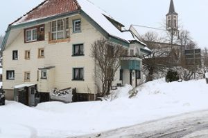 Das Wohnhaus in Schönwald, von dem am Samstag eine Dachlawine stürzte und ein achtjähriges Mädchen unter sich begrub, ist einige Meter vom Gehweg entfernt.  Foto: Kommert