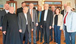 Volker Kauder (Fünfter von links) sprach auf dem Symposium zu Robert Zollitschs (Zweiter von links) 80. Geburtstag. Foto: Straub Foto: Schwarzwälder Bote