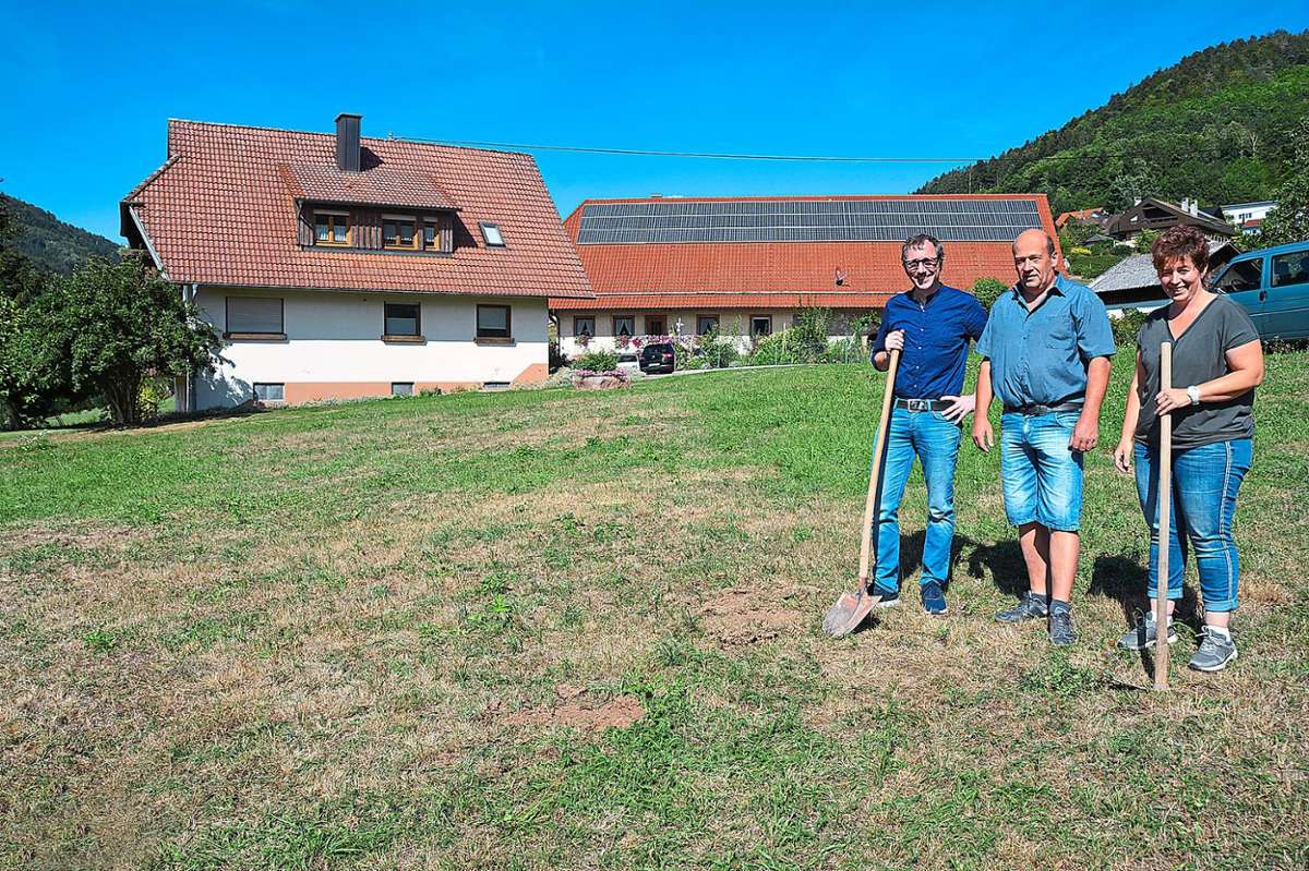 BLHV-Geschäftsführer Stefan Schrempp (von links) sowie die beiden Nordracher Landwirte Bernhard Repple und Maria Schwarz  machten erneut auf die  Probleme der Landwirtschaft aufmerksam. Auf großen Flächen der Mähwiesen im Kinzigtal und in den Seitentälern wächst derzeit kein Gras mehr.