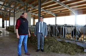 Clemens Hug, Landwirt und BLHV-Kreisvorsitzender (links) , im Gespräch mit Landwirtschaftsminister Peter Hauk. Foto: Clemens Hug