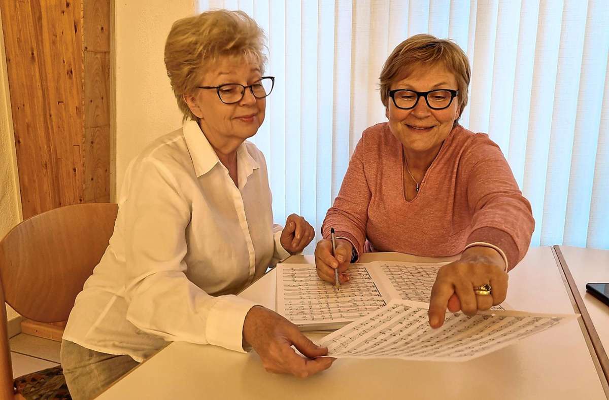 Die Liebe zur Musik eint die beiden Frauen und führte zur Zusammenarbeit im Kirchenchor Neuhengstett-Ottenbronn: Svetlana Kramskaya (links) und Evelyn Kurzmann. Foto: Tröger