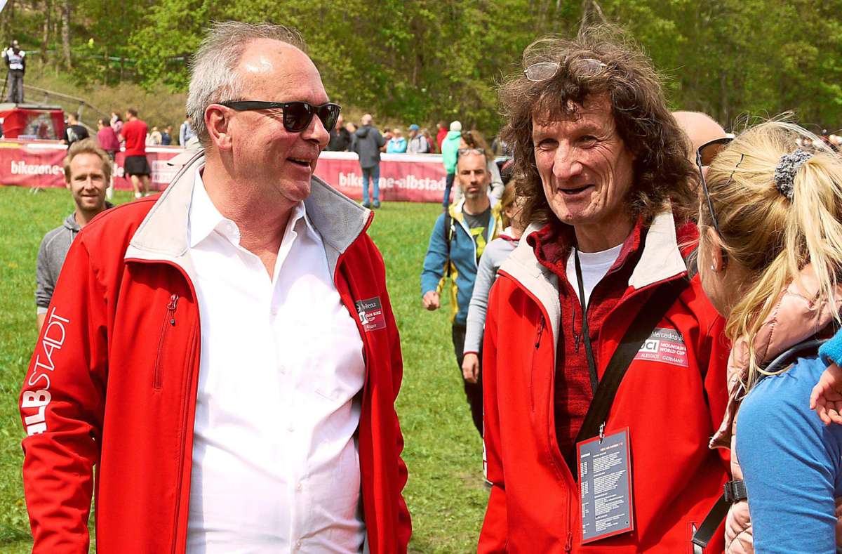 Oberbürgermeister Klaus Konzelmann (links) freute sich, Erhard Goller, der viel für Albstadts Bekanntheit als deutsches Mountainbike-Mekka getan hat, wohlauf zu sehen. Foto: Eyrich