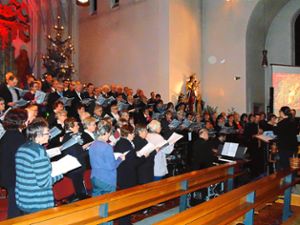 Michaela Große (rechts) dirigierte den die Chöre beim Schlusslied Jesus Christ, You Are My Life.   Foto: Schrader