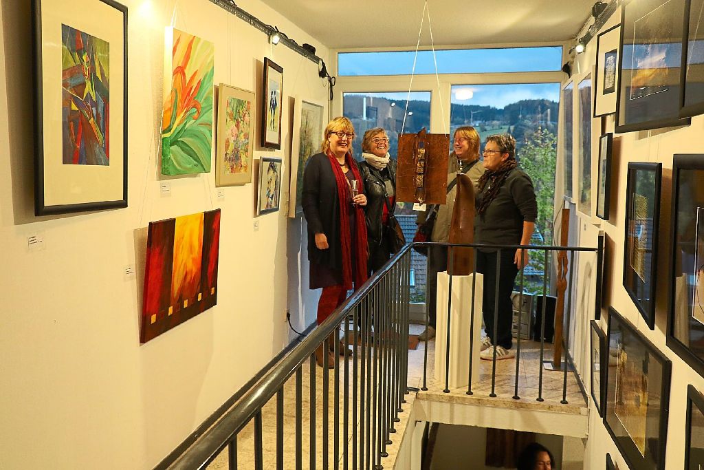 Im finalen Teil der Galerie Waldtreppe lässt sich trefflich plaudern mit austellenden Künstlern. Foto: Kommert Foto: Schwarzwälder-Bote