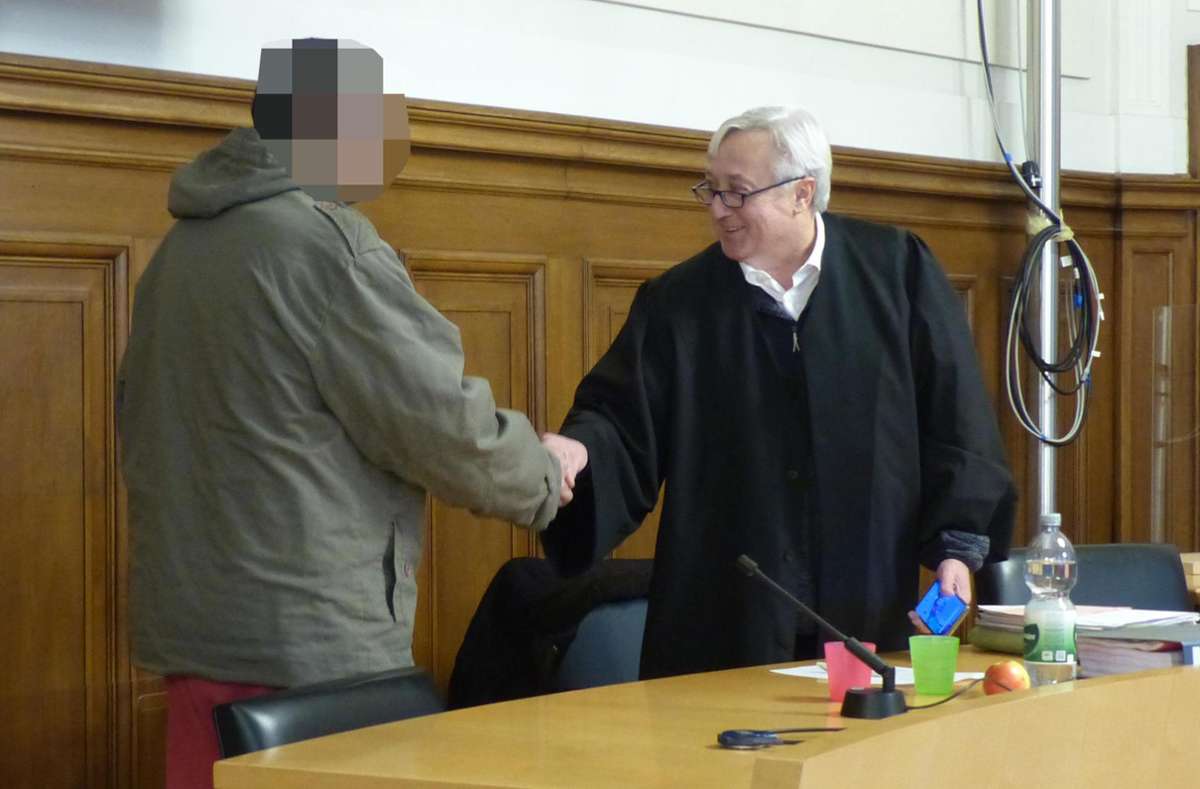 Der Verteidiger Peter Würthner (rechts) begrüßt im Gerichtssaal seinen Mandanten. Foto: Kupferschmidt