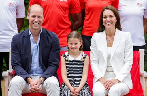 Brav bezopft: Prinzessin Charlotte mit ihren Eltern Prinz William und Herzogin Kate. Foto: AFP/CHRIS JACKSON