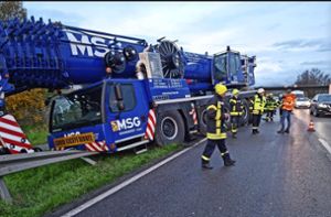 Gegen Leitplanke gekracht: 60-Tonnen-Kran kommt in Willstätt auf Abwege
