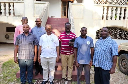 Sie bauen an der Zukunft südostafrikanischen Mosambik: Missionsbenediktiner und Erzbischof Inácio Saure IMC (Vierter von links) aus Nampula. Foto: Kolpingsfamilie