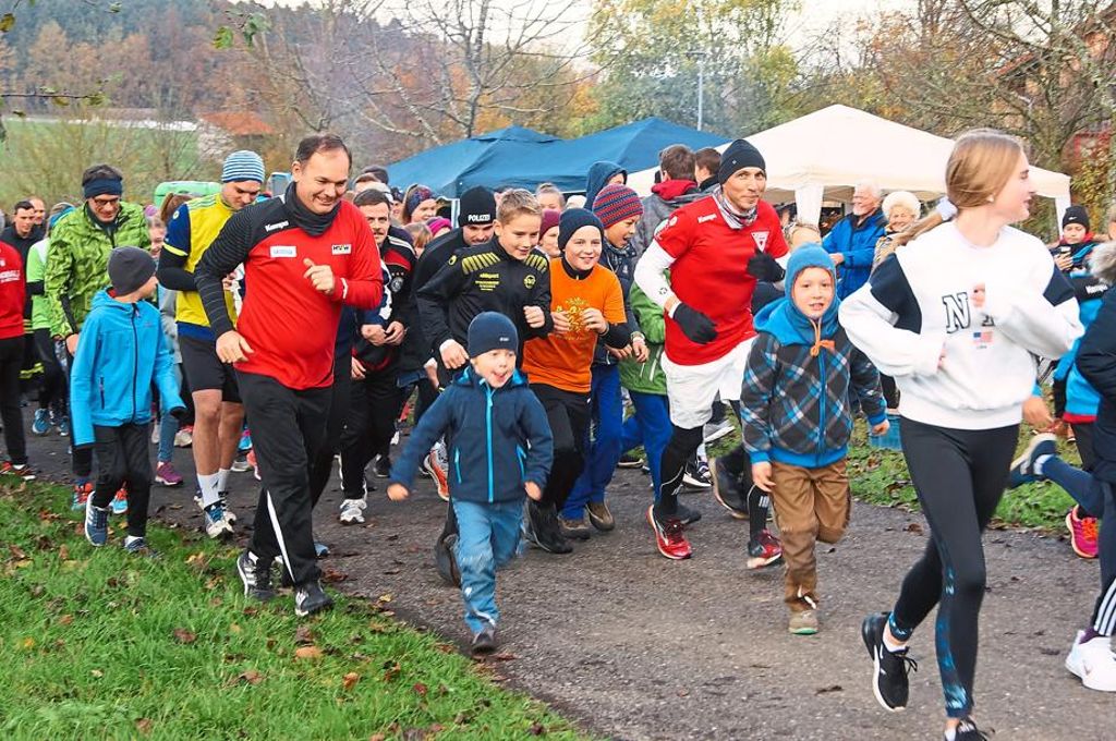 An die 100 Teilnehmer nahmen in Rottweil-Hausen am Lauf teil.