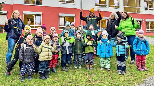 Ab in die Natur: Die Kinder mit Birgit König (links), Karolin Kyre (rechts), Vincent Langensteiner und Unterstützungskraft Anke Leistner. Foto: Zoller