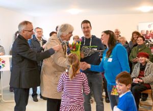Nachbarin Bärbel Keppler überreicht einen Schlüssel als Willkommensgeschenk an die Leiter-Familie. Foto: Tröger Foto: Schwarzwälder Bote