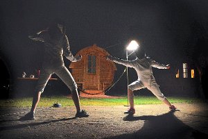 Die nächtliche Aktion fencing by night! der Villinger Fechter sorgte für Aufsehen auf dem Zeltplatz (von  links): Lilly Buchholz und  Evelyn Ullmann.  Foto: Verein Foto: Schwarzwälder-Bote