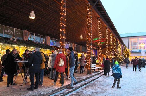 Viele kleine und große Besucher genießen am Eröffnungstag im stimmungsvoll beleuchteten Kurgarten das umfangreiche weihnachtliche Angebot. Foto: Sannert