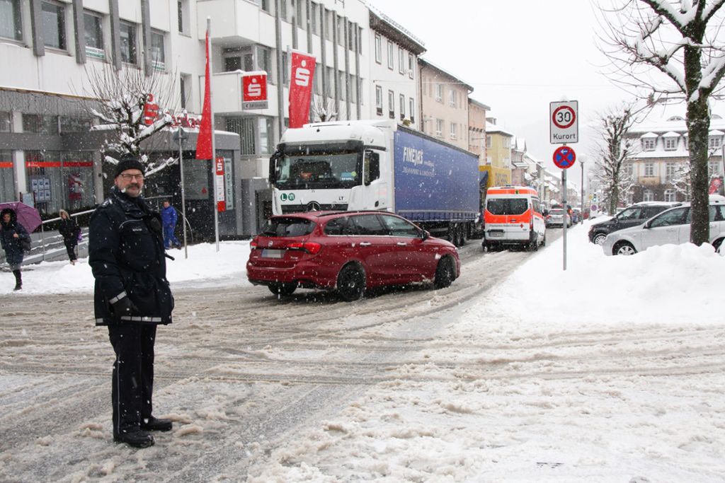 Triberger Polizeibeamte regeln den Verkehr in der Stadtmitte.