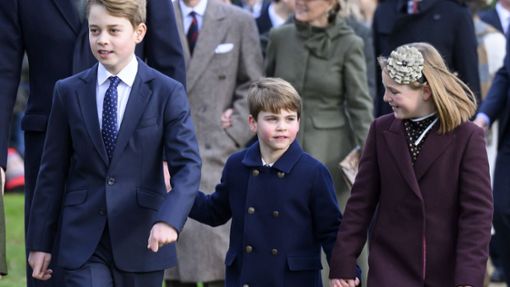 Kirchgang in Sandringham: Prinz Louis (Mitte) mit seinem Bruder Prinz George und seiner Großcousine Mia Tindall. Foto: IMAGO/Cover-Images/IMAGO