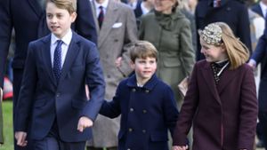 Kirchgang in Sandringham: Prinz Louis (Mitte) mit seinem Bruder Prinz George und seiner Großcousine Mia Tindall. Foto: IMAGO/Cover-Images/IMAGO