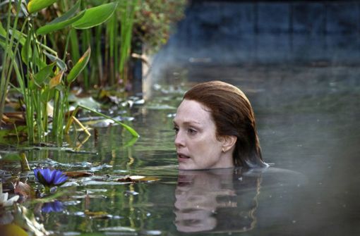 Lisey (Julianne Moore) badet. Oder versinkt sie da gerade in Trauer? Foto: Apple TV+