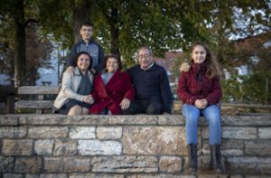 Als türkische Schwaben sehen sich Songül Demirbilek (links), ihre Kinder  und die Eltern Senem und Hamza Yildiz heute. Foto: Lichtgut/Julian Rettig