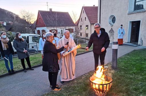 In Ringingen wird das Osterfeuer entzündet. Foto: sb