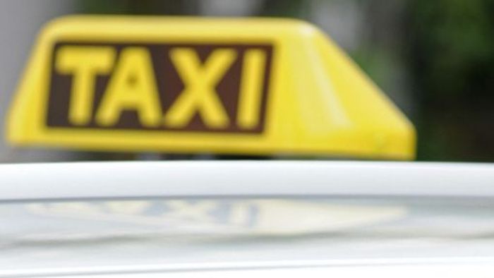 24-Jähriger schlägt Taxifahrer