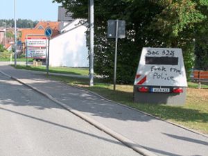 An der Schwarzwaldstraße in Schömberg erprobt das Landratsamt Calw einen Blitzer, der in einem Kleinanhänger fest verbaut ist und räumlich flexibel eingesetzt werden kann.  Foto: Kugel Foto: Schwarzwälder Bote