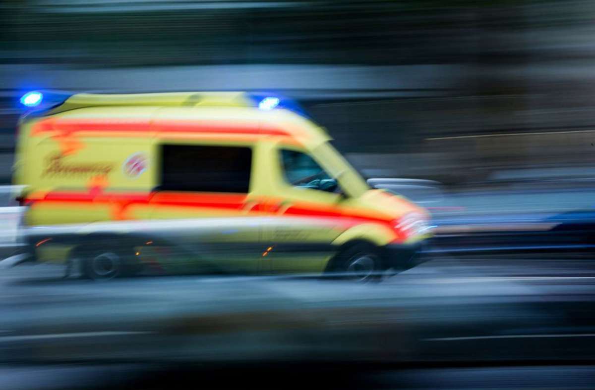 Zusammenstoß mit Auto: Fußgänger bei Unfall in Calw lebensgefährlich verletzt