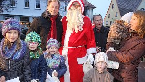 Nikolaus verteilt fleißig Geschenke auf dem Weihnachtsmarkt