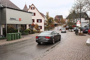 Beim Rathaus Egenhausen unterschreitet  die Fahrbahn der Hauptstraße die  Breite von sechs Metern.   Foto: Köncke