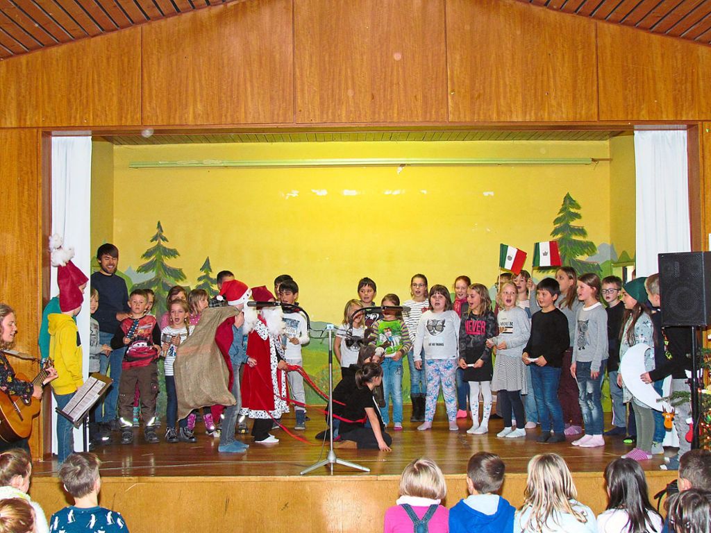 Mit ihrem Minimusical Der ver(w)irrte Weihnachtsmann sorgen die  Schüler der Schonacher Dom Clemente Schule für Weihnachtsstimmung.  Fotos: Kammerer