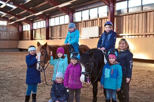 Mädchen und Pferde: Sieben Drittklässlerinnen erlebten auf dem Ponyhof Haag zehn aufregende Nachmittage mit Denise und Bonito.  Foto: Streule Foto: Schwarzwälder-Bote