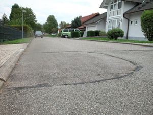 Im Nelkenweg in Bösingen soll demnächst Feinbelag aufgetragen werden.  Foto: Pfannes Foto: Schwarzwälder Bote
