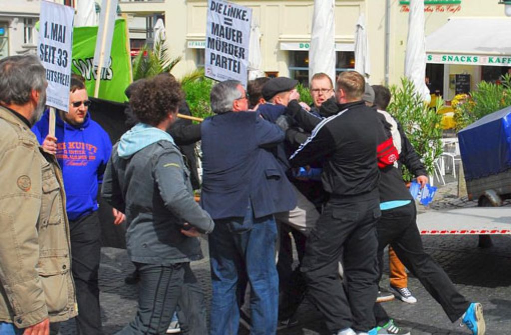 Teilnehmer einer Mai-Kundgebung werden in Weimar (Thüringen) von Rechtsextremisten bedrängt, Weimars Oberbürgermeister Stefan Wolf (SPD, Mitte mit blauem Sakko) geht dazwischen. Foto: dpa