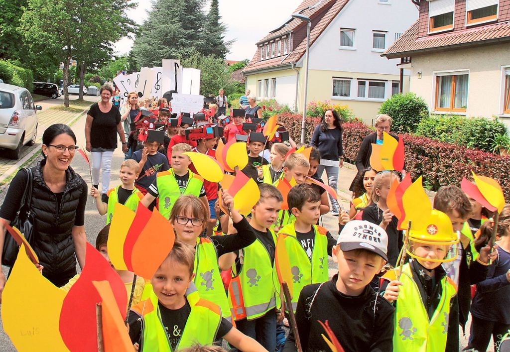 Gelbwestenproteste in Dauchingen? Nein, zum Glück nur Kinder, die mit selbst gebastelten Instrumenten ordentlich Krach machten. Fotos: Preuß
