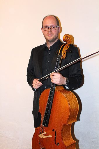 Der Cellist Nikolaus von Bülow drückte dem Konzert seinen unverkennbaren Stempel auf. Foto: Baum Foto: Schwarzwälder-Bote