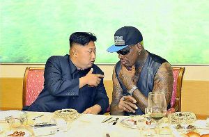 Ex-NBA-Profi Dennis Rodman (rechts) bei einem Besuch in Nordkorea im September 2013 mit dem nordkoreanischen Diktator Kim Jong Un. Foto: dpa