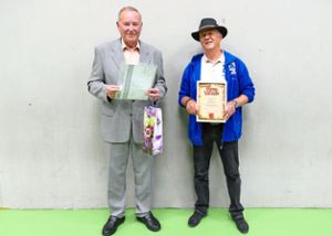 Hartmut Lange (links), geehrt durch den Schwäbischen Chorverband für 40 Jahre aktives Singen, und Michael Haag, geehrt für 35 aktive Sänger-Jahre mit der Ehrenmitgliedschaft. Foto: Stadler